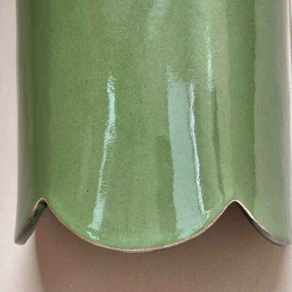 applique-murale-ceramique-vert-olive-decoration-salon.jpg