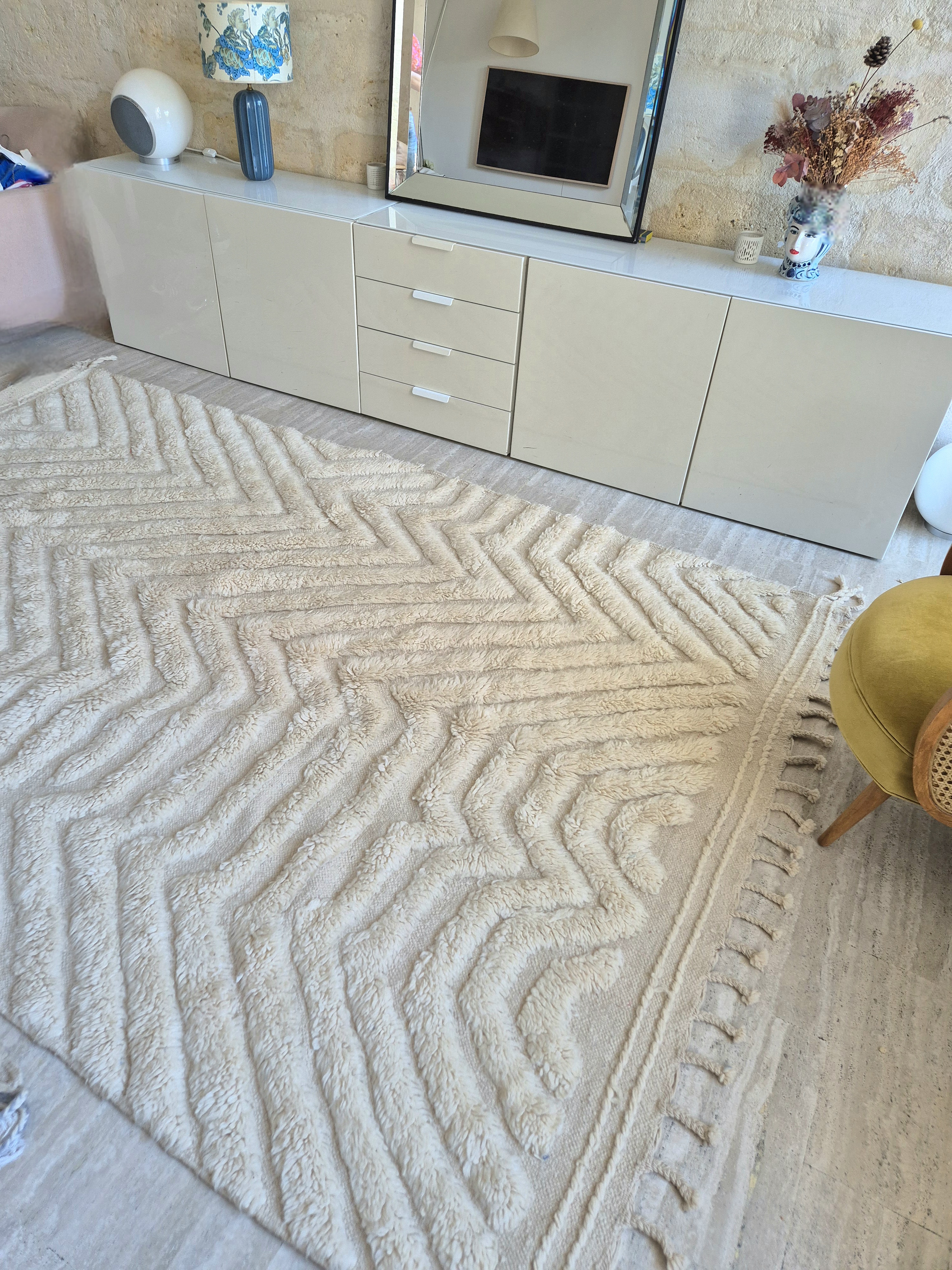 Grand tapis Béni Ouarain uni blanc à motifs ton sur ton n° 134