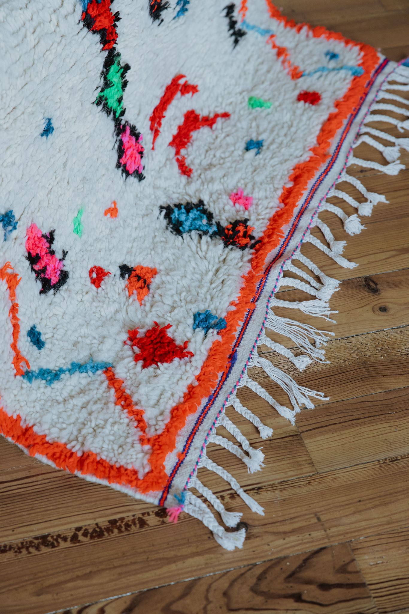 Tapis bordure fluo en laine et multicolore Petit tapis berbère Azilal multicolore en laine – N°139