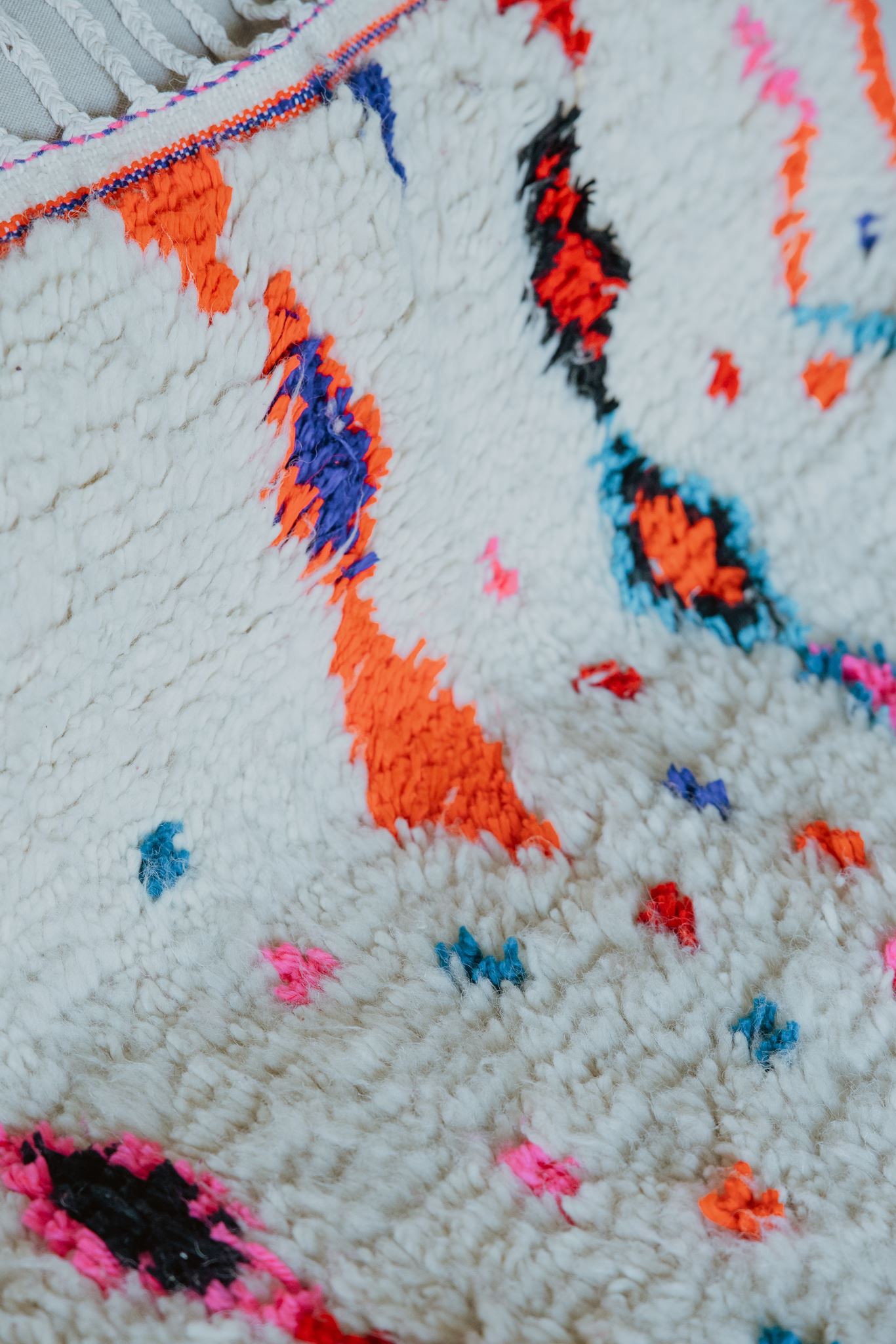 tapis chambre enfant azilal et fluo Détail de la laine d'un tapis berbère Azilal tissé à la main au Maroc