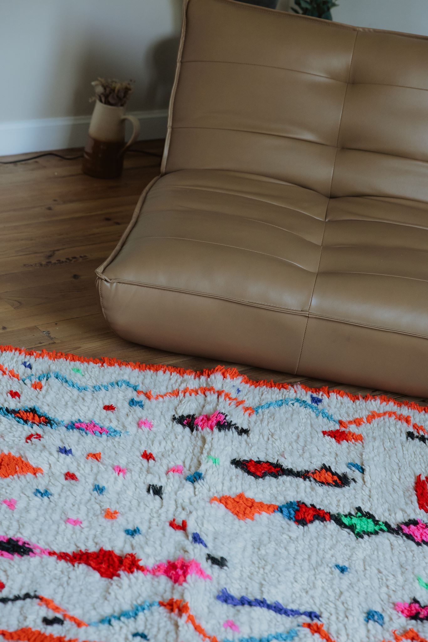 Petit tapis berbère Azilal multicolore en laine artisanat Petit tapis multicolore et fluo en laine pour salon ou chambre