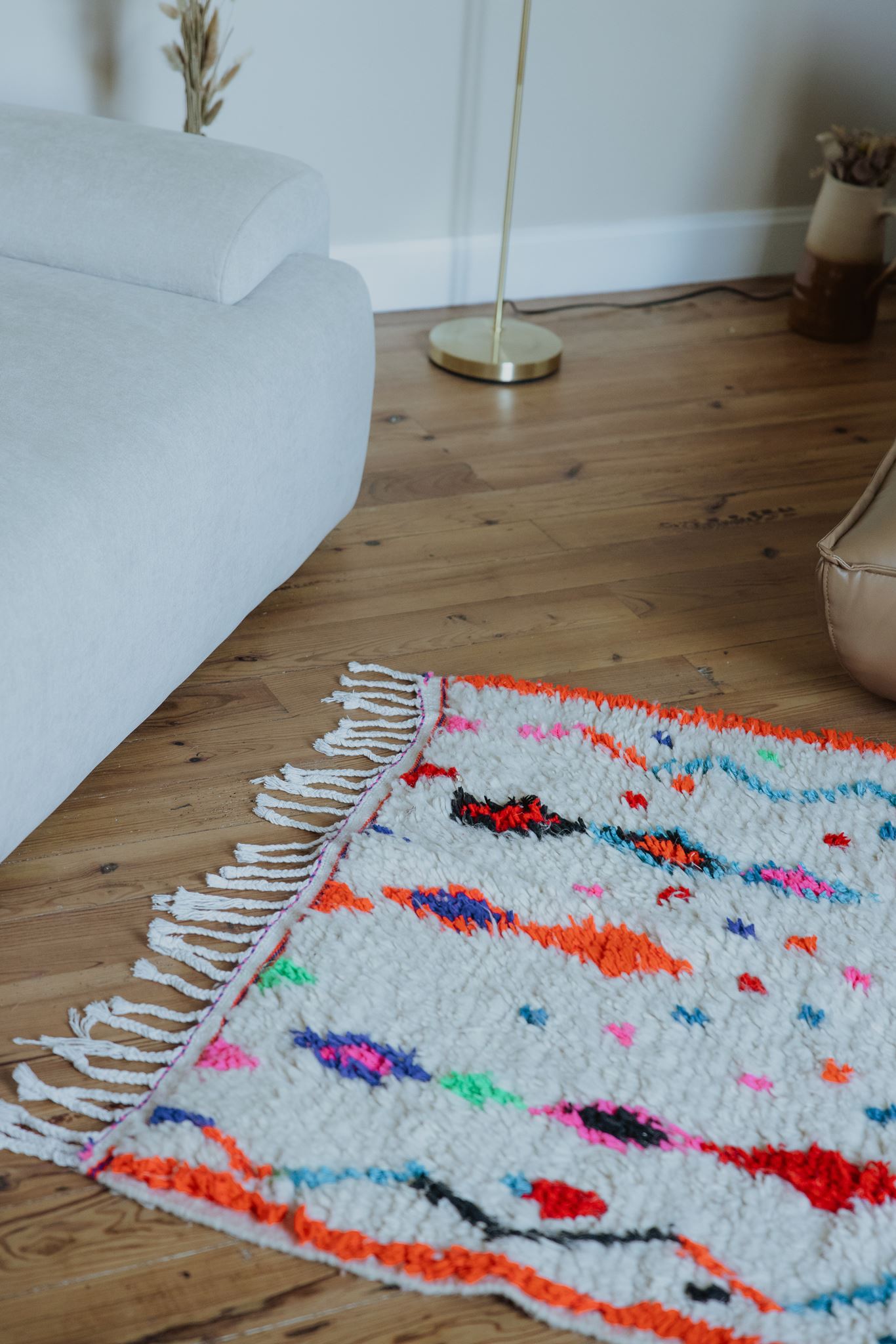 Petit tapis berbère Azilal multicolore en laine Franges d'un petit tapis berbère Azilal multicolore en laine